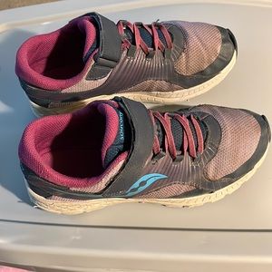 Saucony 6.5 Wide Purple/Blue Shoes